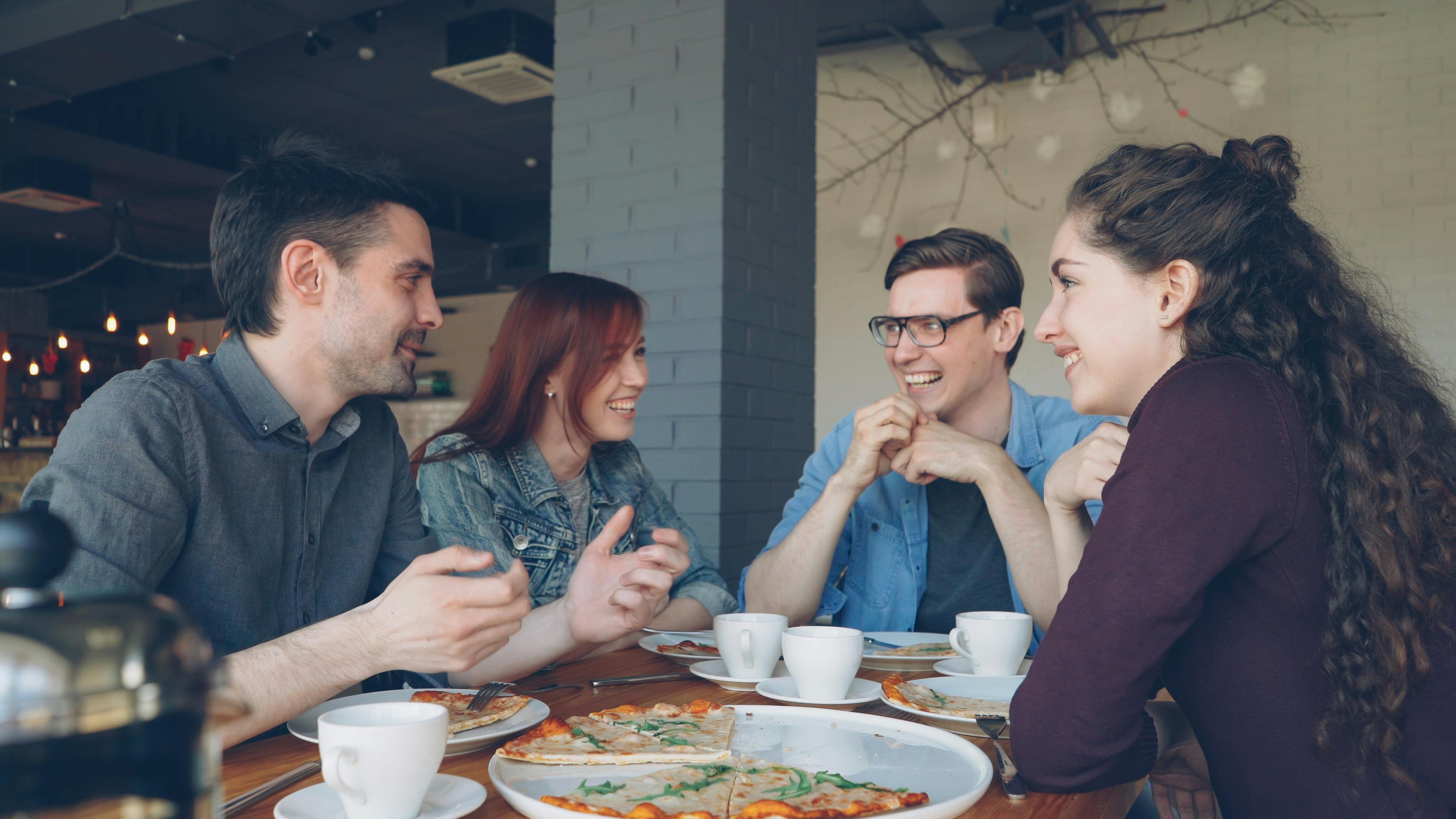 Esempio 1: Chi ama mangiare in compagnia
