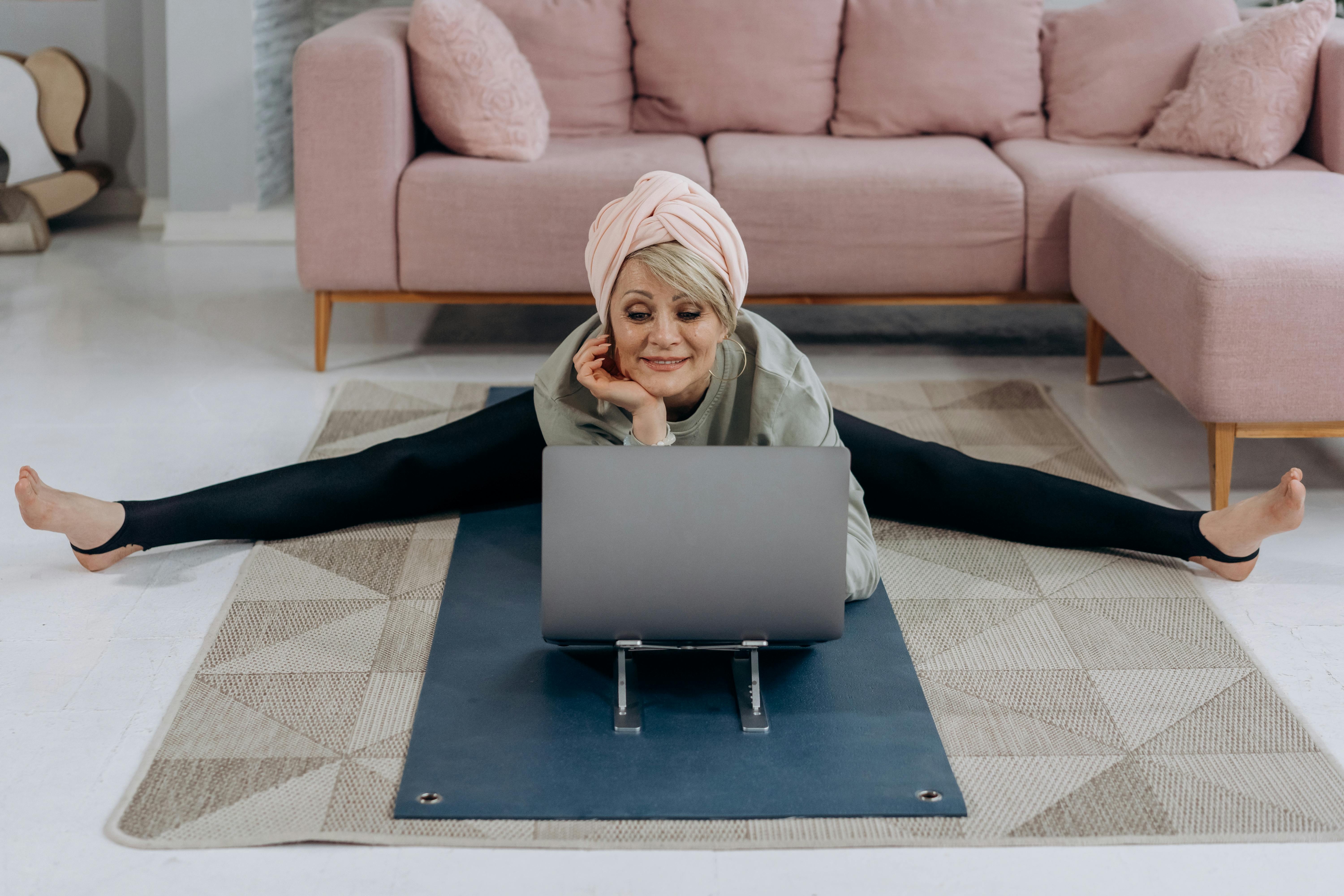 Giornata Internazionale dello Yoga: Come lo Yoga può Migliorare la Salute Mentale e Fisica della Donna durante la Menopausa