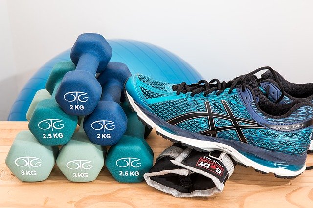 Photo d'altères, de chaussures de sport et d'un ballon - Vivami.co